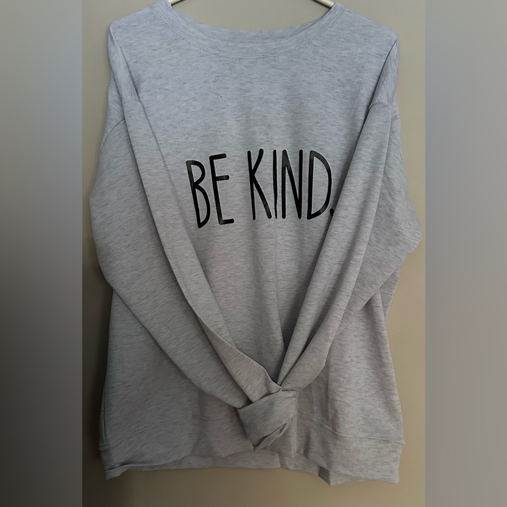 NO BRAND SHOWN Size MEDIUM GRAY graphic“Be Kind' Sweatshirt.